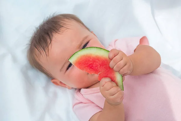 Pedaço Melancia Vermelha Nas Mãos Bebé Bebê Examina Estuda Frutas — Fotografia de Stock