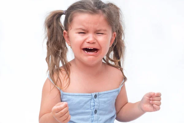 赤ん坊の女の子は泣いてた かわいい子3歳動揺 — ストック写真