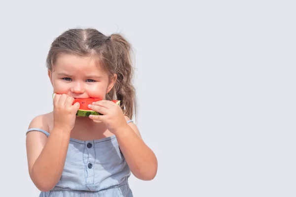 Carino Ragazza Anni Mangia Anguria Rossa Uno Sfondo Bianco — Foto Stock