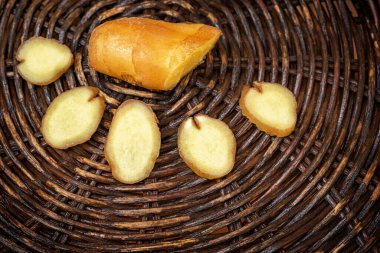 Sarmaş dolaş dalların siyah arka planında mis kokulu zencefil