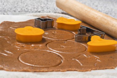 Cadılar Bayramı zencefilli ekmeği pişirmek. Kurabiye keskisi ve oklavalı şekerler