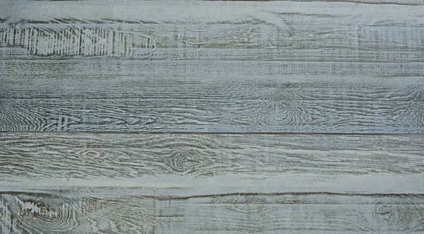 Yerde öğütülmüş fayanslar var. Kiremitler gri ahşap altında yapılır