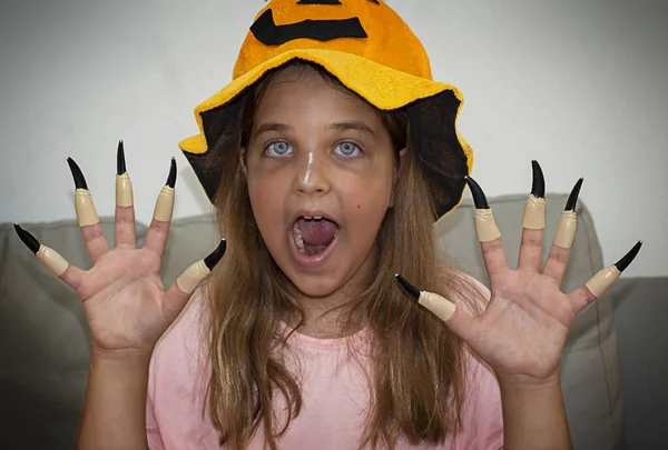 Cadılar Bayramı makyajlı çocuk. Şapkada pençelerini gösteren bir kız