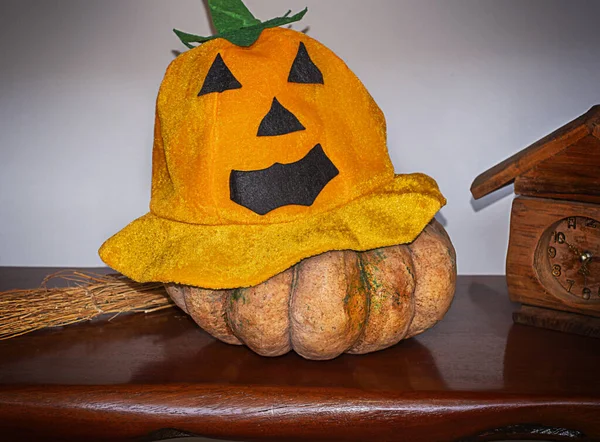 Błyszczący Pomarańczowy Kapelusz Dyni Drewnianym Stole Kapelusz Jest Halloween Dyni — Zdjęcie stockowe