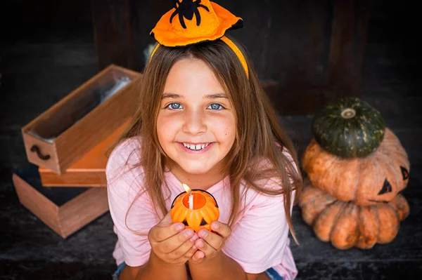 Šťastný Dítě Dívka Klobouku Drží Dýňovou Svíčku Blízkosti Halloween Dekorace — Stock fotografie