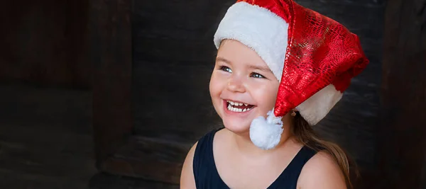 Retrato Uma Criança Feliz Menina Chapéu Natal Fundo Madeira — Fotografia de Stock