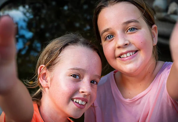 Діти Роблять Селфі Парку Дві Дівчини Фотографують Себе Тлі Ставка — стокове фото
