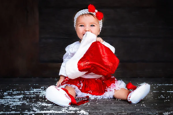 Bebê Bonito Feliz Sorrindo Segurando Santa Cap Nas Mãos — Fotografia de Stock