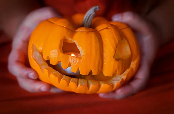 Śmieje Się Halloween Dekoracji Jack Latarnia Małe Ręce Dziecka — Zdjęcie stockowe