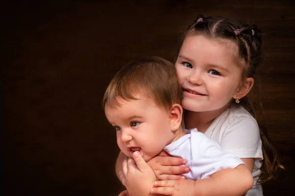 Portrét Sester Dřevěném Pozadí Starší Dítě Objímá Drží Dítě — Stock fotografie
