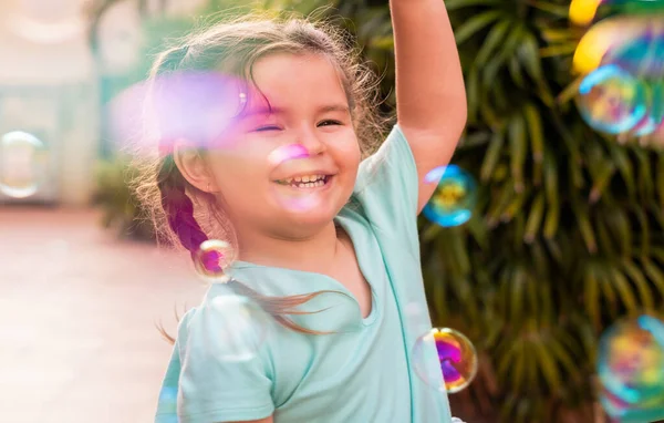 Щаслива Дитина Дівчина Ловить Мильні Бульбашки — стокове фото