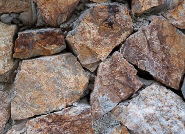 Yerdeki taşların dokusu gri ve turuncu çakıl taşları. taş arkaplan