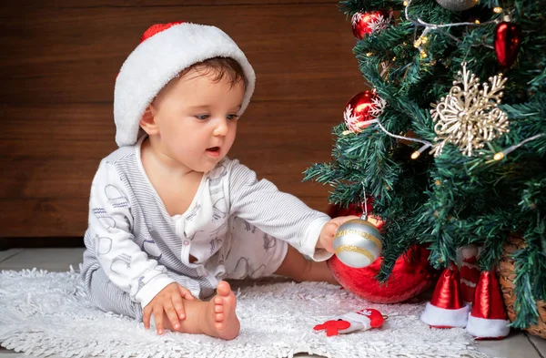 Noel Ağacı Olan Şirin Bir Bebek Noel Ağacının Yanında Oturan — Stok fotoğraf