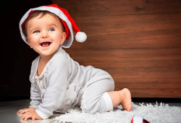 Bebê Bonito Feliz Rastejando Chão Usando Chapéu Papai Noel — Fotografia de Stock