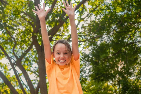 Дитяча Дівчина Насолоджується Життям Посміхається Піднімає Руки Тлі Дерев — стокове фото
