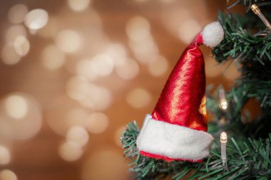 Noel Baba şapkalı Noel ağacı ve Noel süsü, bokeh arka plan