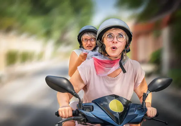Seniorenfreunde Auf Dem Moped Mit Emotionen Unterwegs Stockfoto