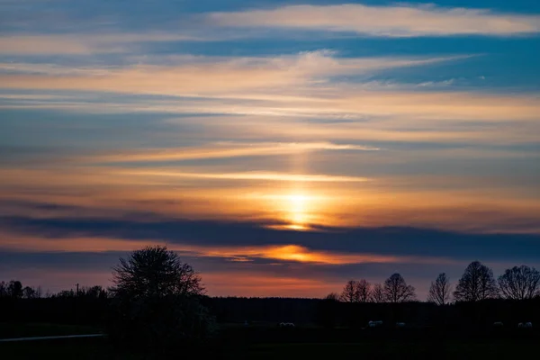 Köyde gün batımı ve gökyüzü .