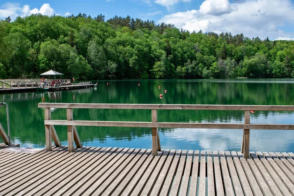 Yeşil su gölü rıhtımı.