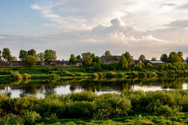 Gün batımında güzel nehirler.