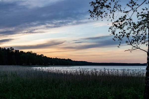Gölün akşam kıyıları.