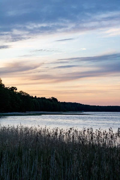 Günbatımında Stropu gölü kıyısında.