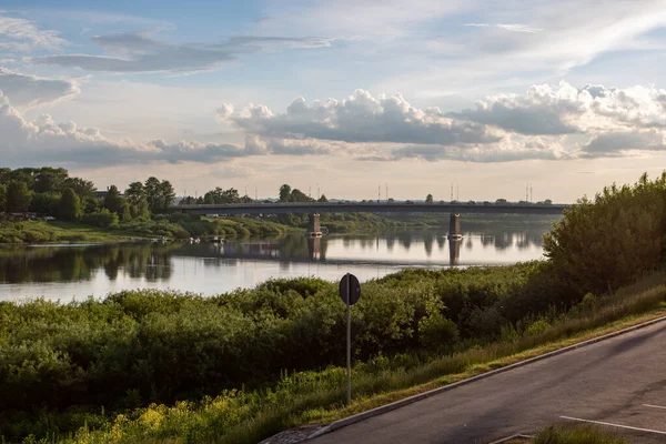 Daugavas Nehri üzerinden köprü.
