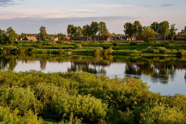 Gün batımında nehir kıyıları.