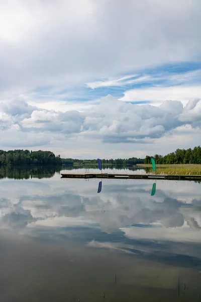 Gök yüzünün altındaki göl iskelesi..