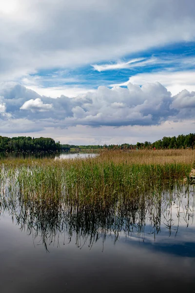 Molnig Himmel Ovanför Sjön — Stockfoto