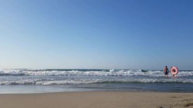 Sahilden denize giren insanlar 01 Hersonissos Girit Yunanistan 20170720