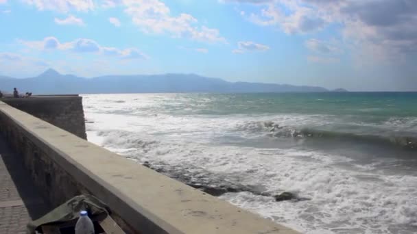 Menschen Alten Hafen Heraklion Griechenland Einem Windigen Nachmittag Heraklion Griechenland — Stockvideo