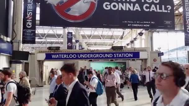 Londra Waterloo Stasyonu Nda Kalabalık Insanlar Londra Ngiltere 20160720 — Stok video