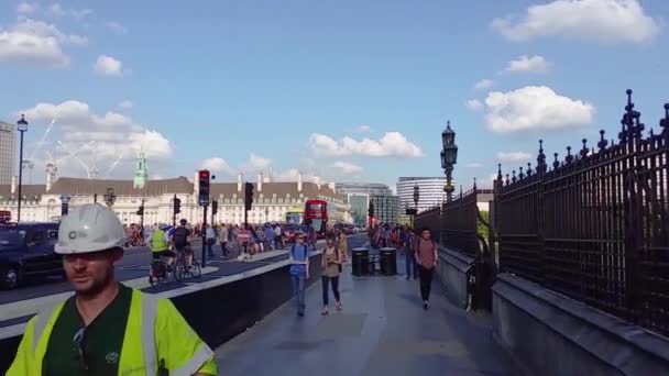 01ロンドン英国 20160720を通過する人々の群衆とロンドンウェストミンスター橋 — ストック動画