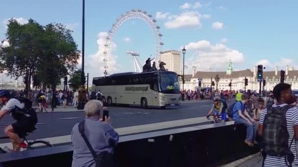 Zeitlupe London Westminster Bridge Mit Vorbeifahrenden Menschen London 20160720 — Stockvideo