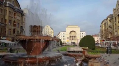 Timisoara Romanya Piata Victoriei balık çeşmesi ve Timisoara Romanya'dan geçen insanlar, 20161116