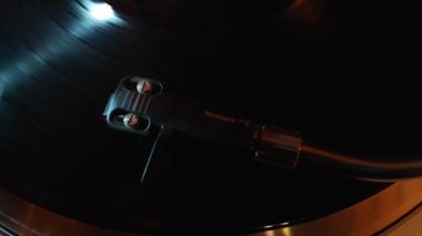 Numark vinil kafa closeup 2 oynuyor