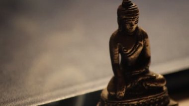 Buda heykeli huzurlu bir rahatlama meditasyon 01