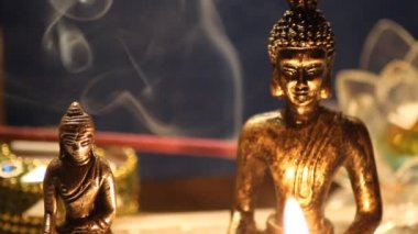 Mumlarla meditasyon eden Buda heykelleri 07'ye yakın