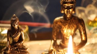 Mumlarla meditasyon eden Buda heykelleri 08'e yakın