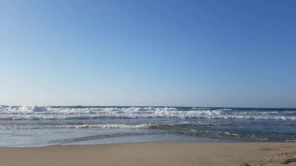 Personas Que Pasan Por Orilla Playa Día Soleado Verano Hersonissos — Vídeo de stock