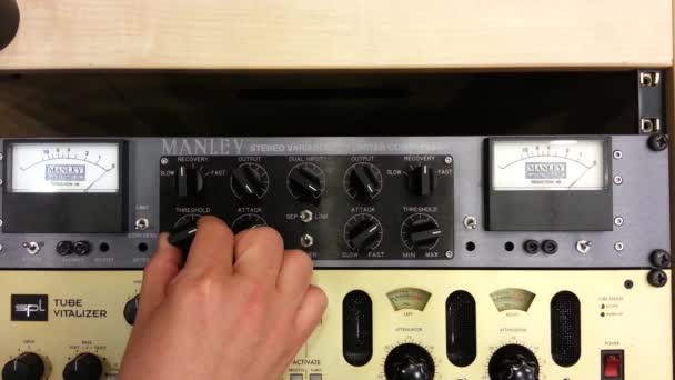 Manley Varimu Mastering Kompressor Mit Tontechniker Der Tasten Anpasst — Stockvideo