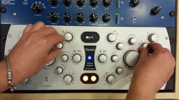 Spl Passeq Equalizzatore Studio Con Pulsanti Regolazione Del Fonico — Video Stock