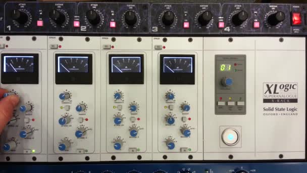 Compressore Masterizzazione Ssl Xlogic Bus Con Pulsanti Regolazione Dell Ingegnere — Video Stock