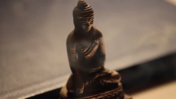 Buddha Statue Meditiert Friedlicher Entspannung — Stockvideo