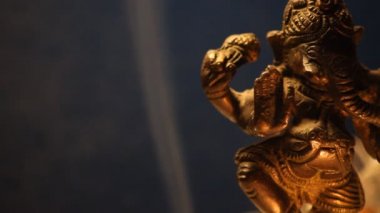 Ganesha heykeli mumlar ve duman yakın 09 ile meditasyon