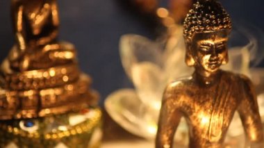 Mum ışıkları ve tütsü dumanı ile Buda heykeli yakın 13