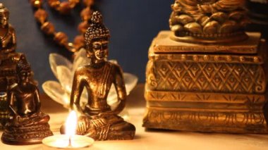 Buda heykeli mum yakın 15 yanan meditasyon