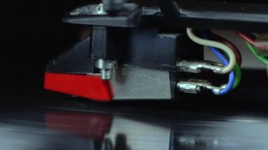 Dönen siyah dj vinil lp 1 ile Tonearm iğne closeup