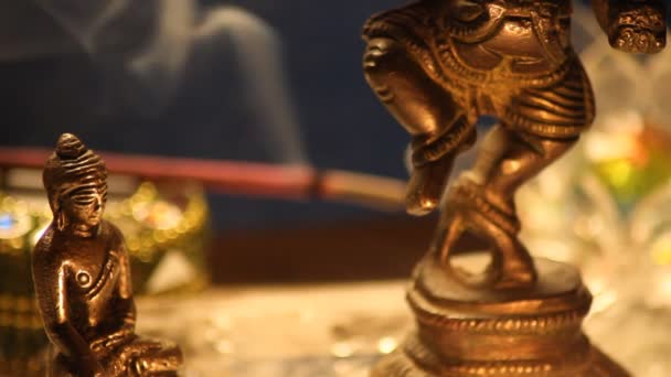 Buddha Ganesha Szobor Meditál Gyertyákkal Füst Közelről — Stock videók